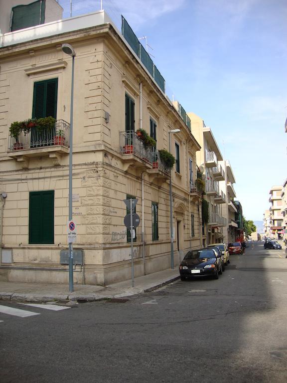 La Maison Des Livres Bed & Breakfast Reggio Calabria Exterior photo