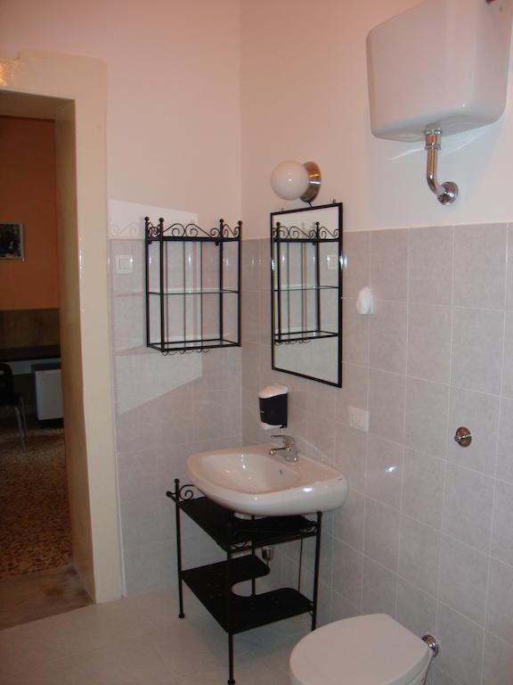 La Maison Des Livres Bed & Breakfast Reggio Calabria Room photo